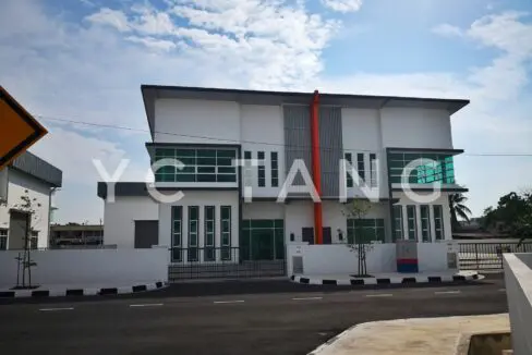 Semi-D factory for rent in Sungai Lokan featuring 9,084 sq.ft land area, 4,168 sq.ft total built-up area, and 100 AMP power supply.