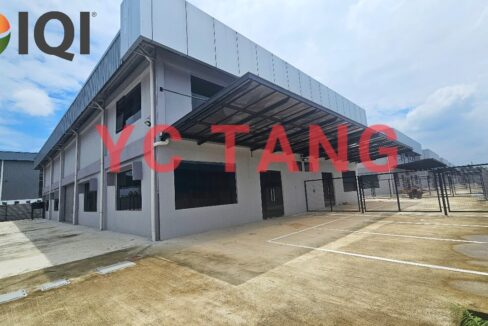 Semi-Detached Factory at Valdor for rent – front facade view