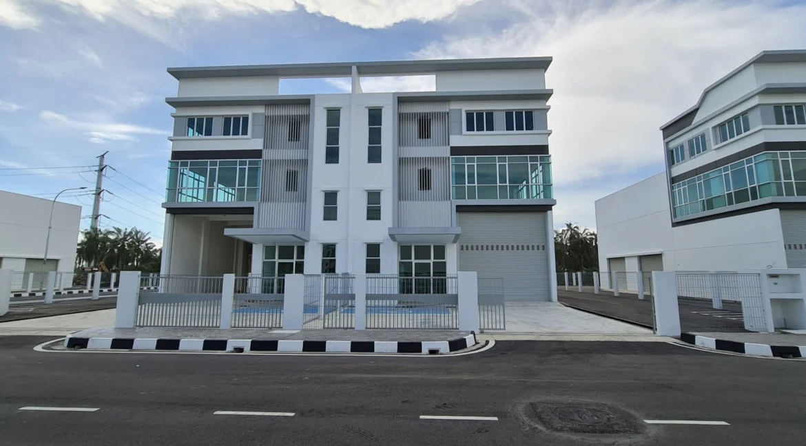 Golden Gateway Semi Detached Factory For Rent