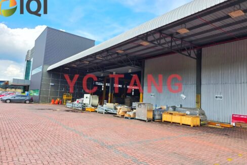 Warehouse For Rent At Bukit Minyak – loading area for logistics