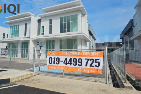 Taman Industri Oren semi-detached factory for rent – facade view